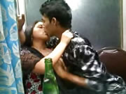 一對年輕恩愛的德西情侶沉迷於激情