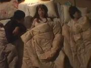 男來到女朋友家睡覺和她的妹妹性愛